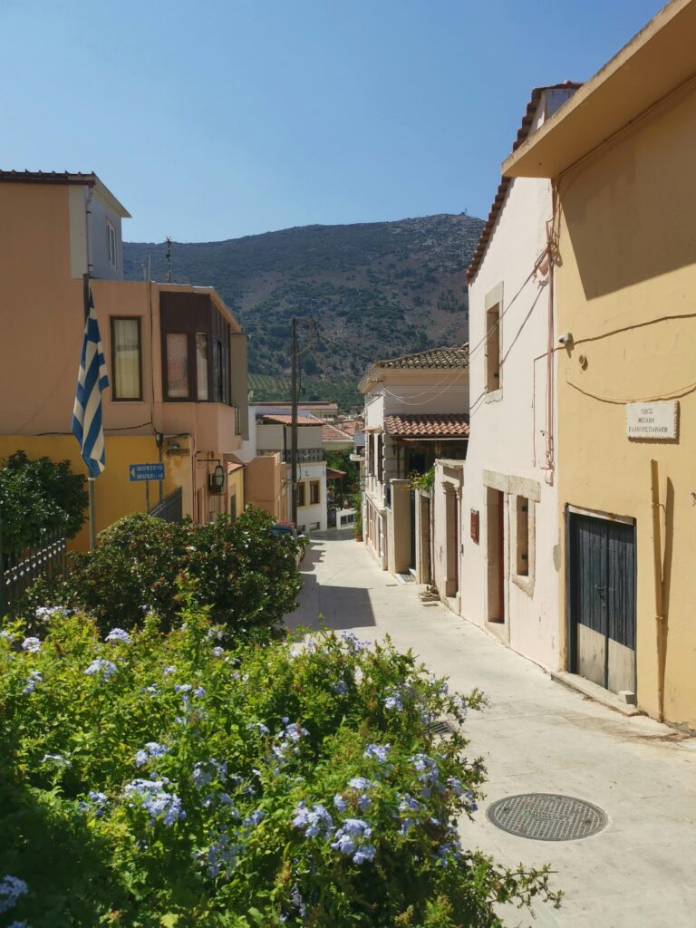 Archanes greece gezeelig steegje in Archanes met bergen op achtergrond