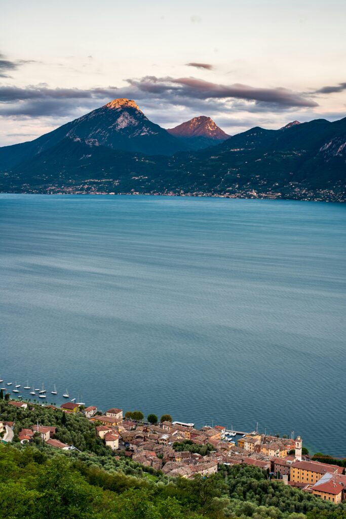 Monte Baldo gardameer italie monte baldo uitzicht in de verte met meer voor