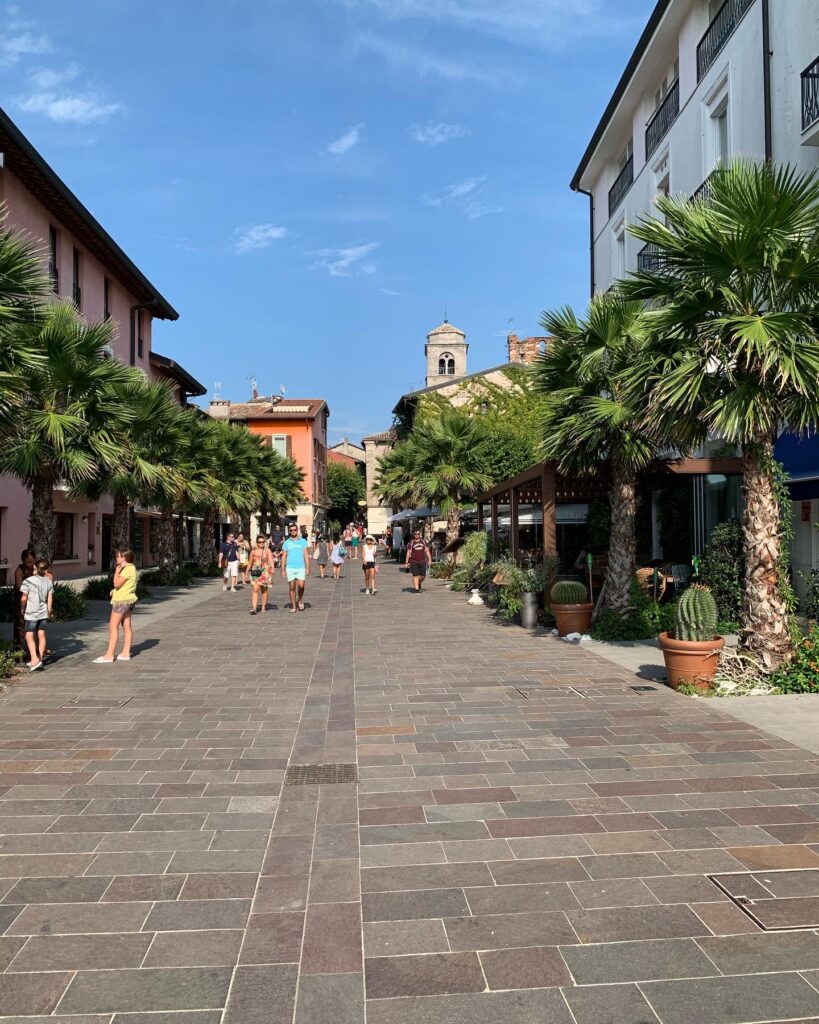 Straat met palmbomen sirmione Straatje in sirmione met palmbomen en winkeltjes