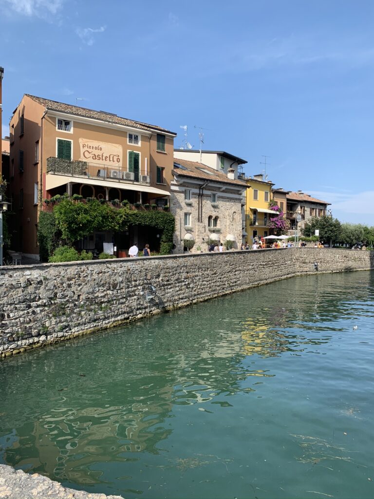 Uitzicht op winkels in sirmione winkeltjes aan het water van sirmione in italie