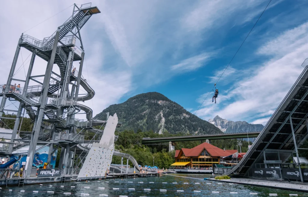flying fox de flying fox in area47 Oostenrijk met bergen op de achtergrond