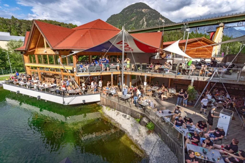 lake side restaurant eetterras in area47 tirol Oostenrijk
