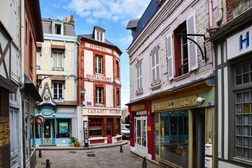 pexels-axp-photography-500641970-27536580 gezellig stadje in Frankrijk etretat