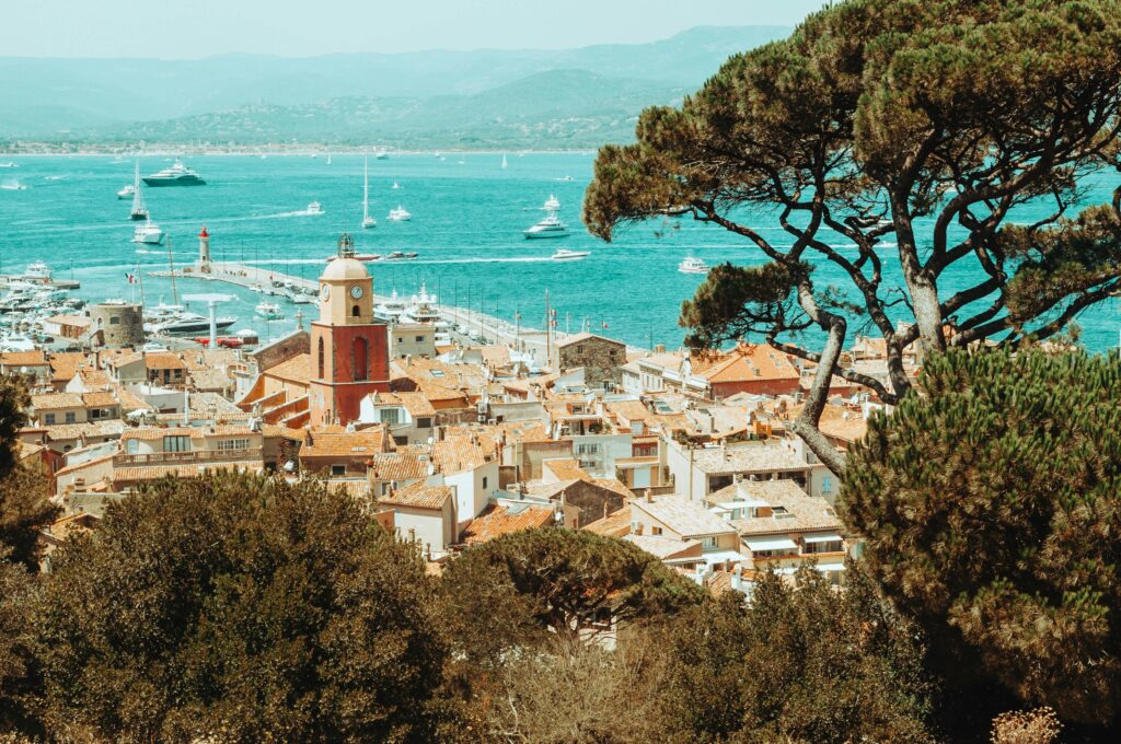pexels-helen1-6931306 Prachtig uitzicht op de azuurblauwe zee vanuit Saint-Tropez, met luxe jachten en de zonsondergang op de achtergrond.