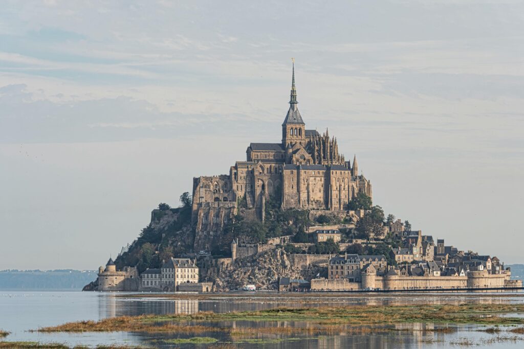 pexels-jesus-esteban-san-jose-11194232-19370396 Mont-Saint-Michel, het magische eiland met zijn middeleeuwse abdij, omringd door de zee in Normandië, Frankrijk.