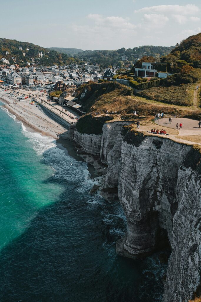 pexels-maxavans-5087478 Uitzicht op het strand van etretat Normandië vanop de kliffen