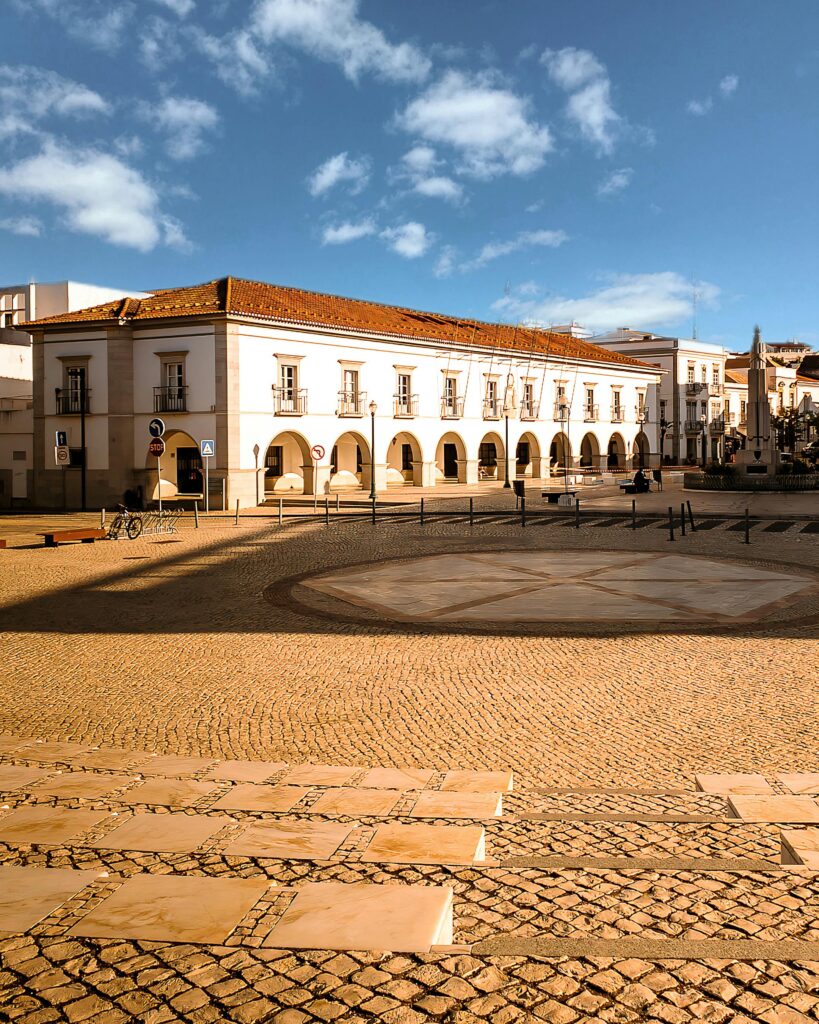 pexels-neil-webb-262056238-12669652 uitzicht op een plein bij Tavira