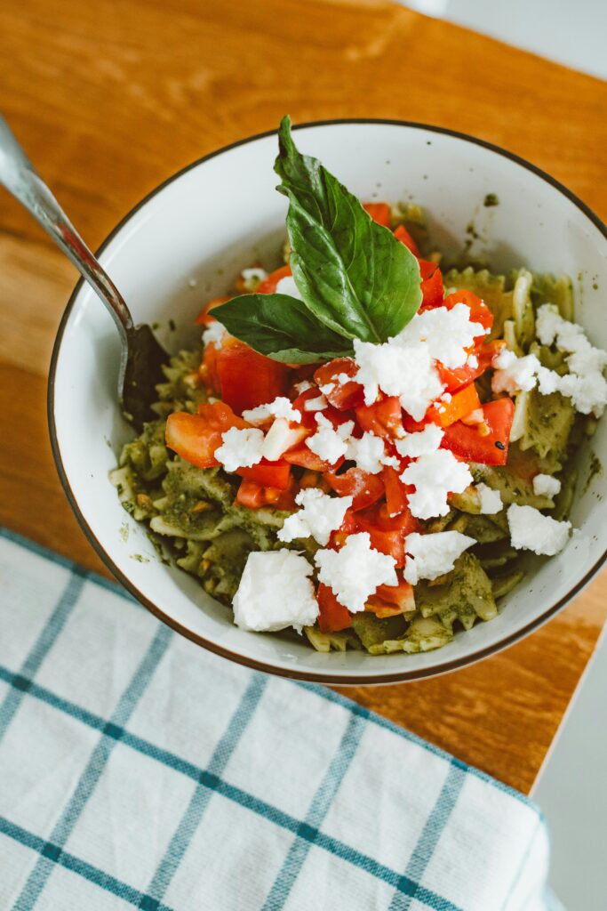 pexels-roman-odintsov-5150310 bord met pasta pesto