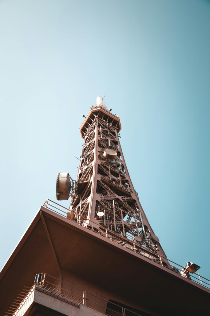pexels-ryank-11909555 De iconische Eiffeltoren in Parijs, Frankrijk, verlicht tegen de avondlucht.