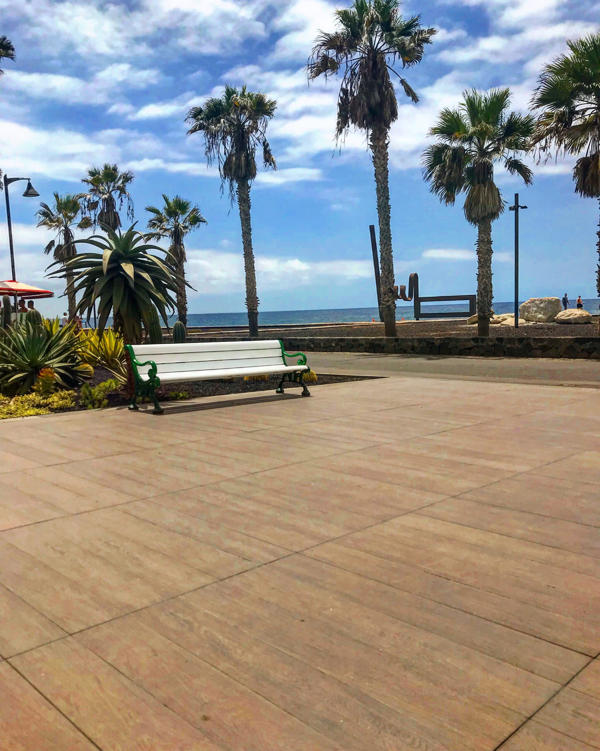 bankje aan de boulevard van playa de las americas tenerife