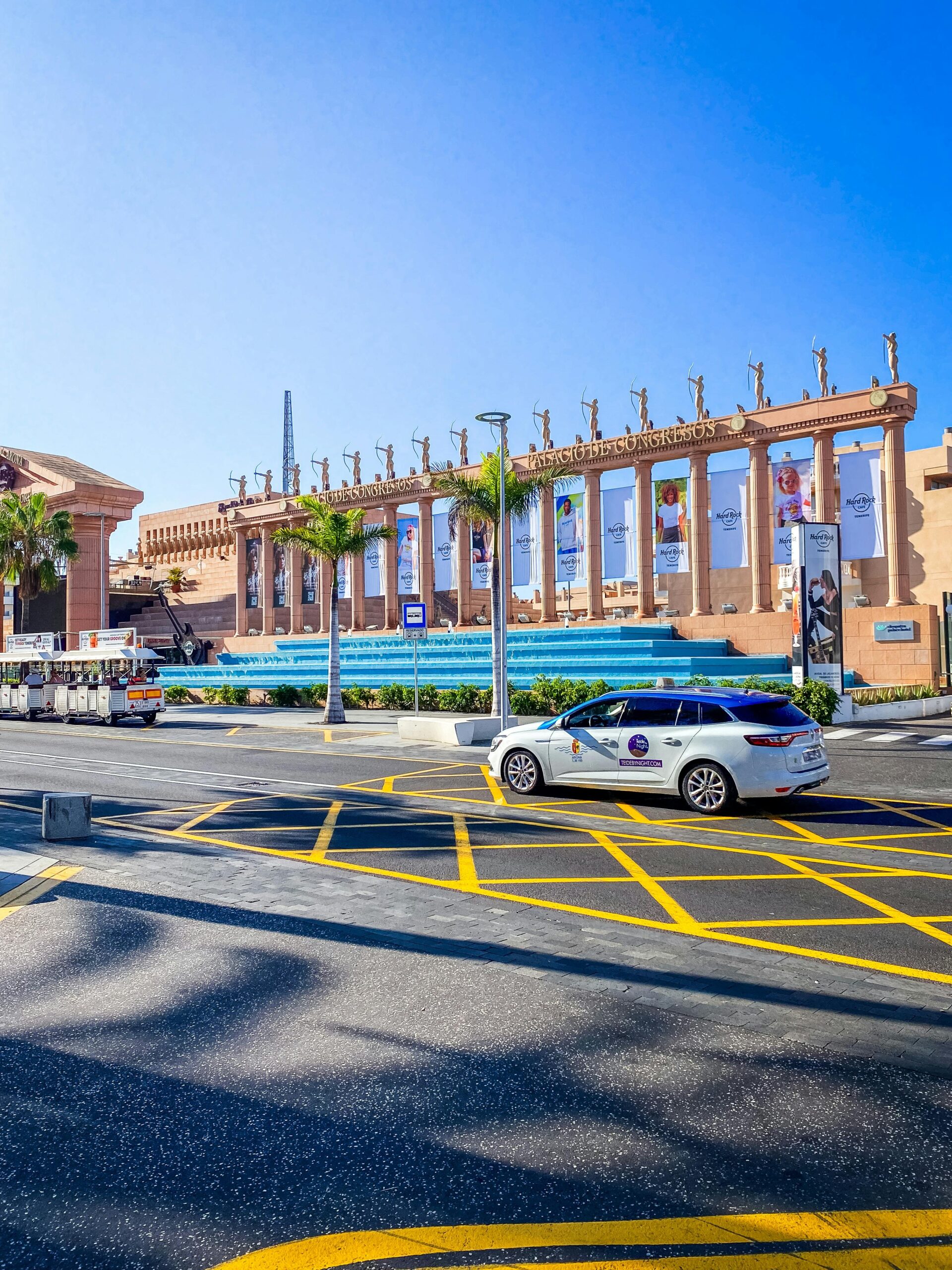 taxi voor het hard rock cafe in playa de las americas tenerife