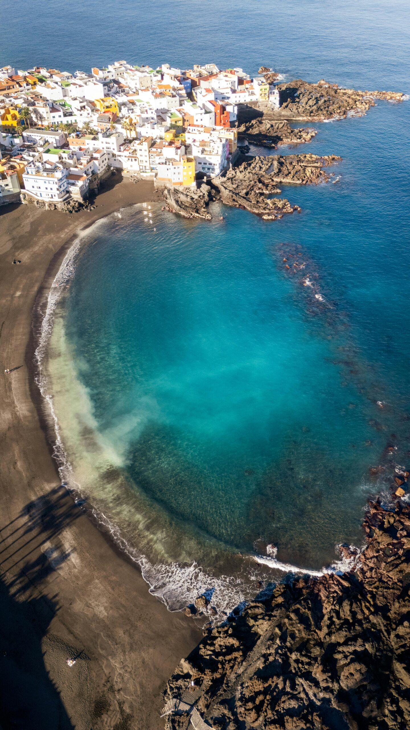 luchtfoto van een baai van Puerto de la Cruz