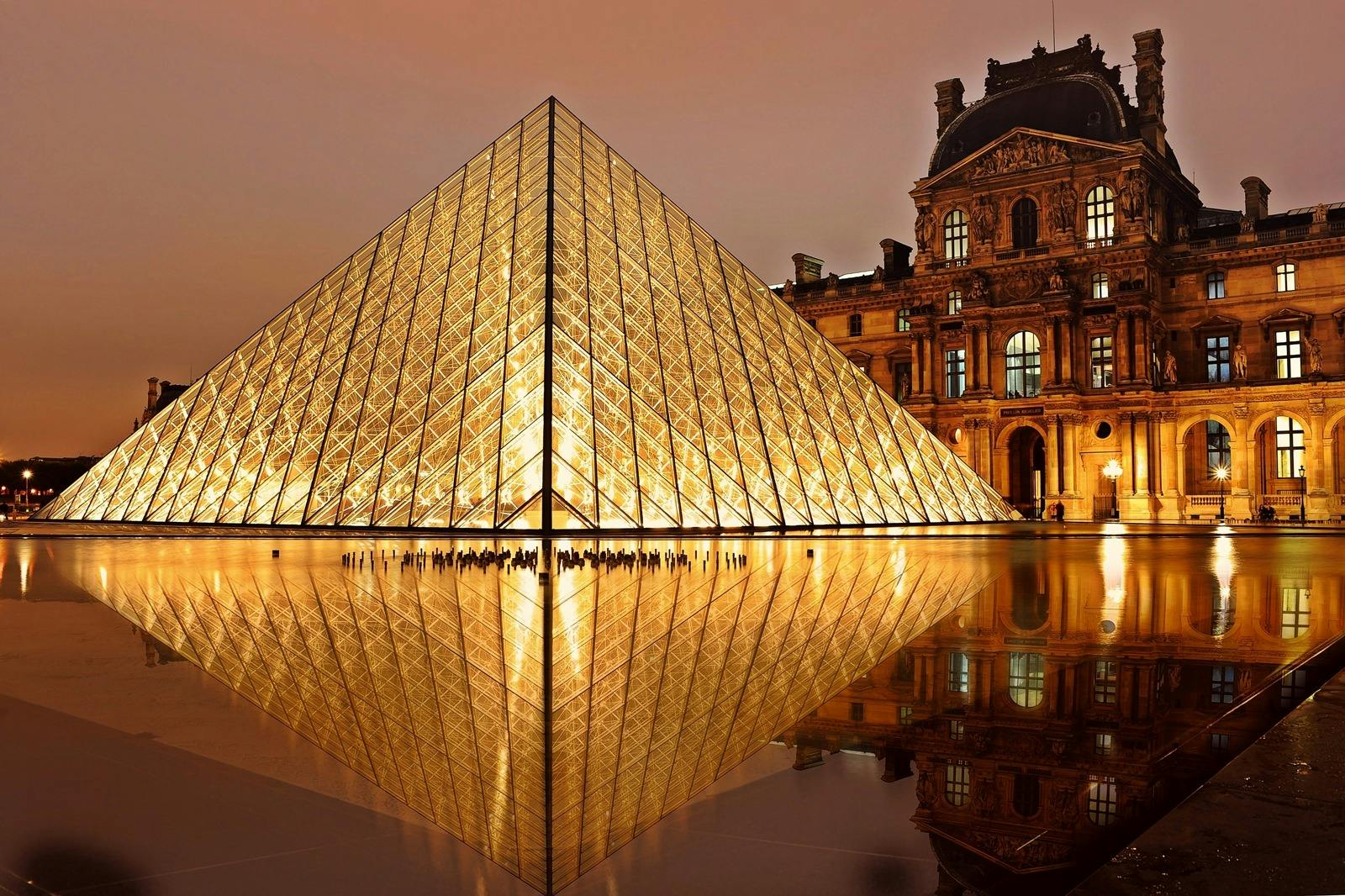 het louvre in Parijs opgelicht in de nacht