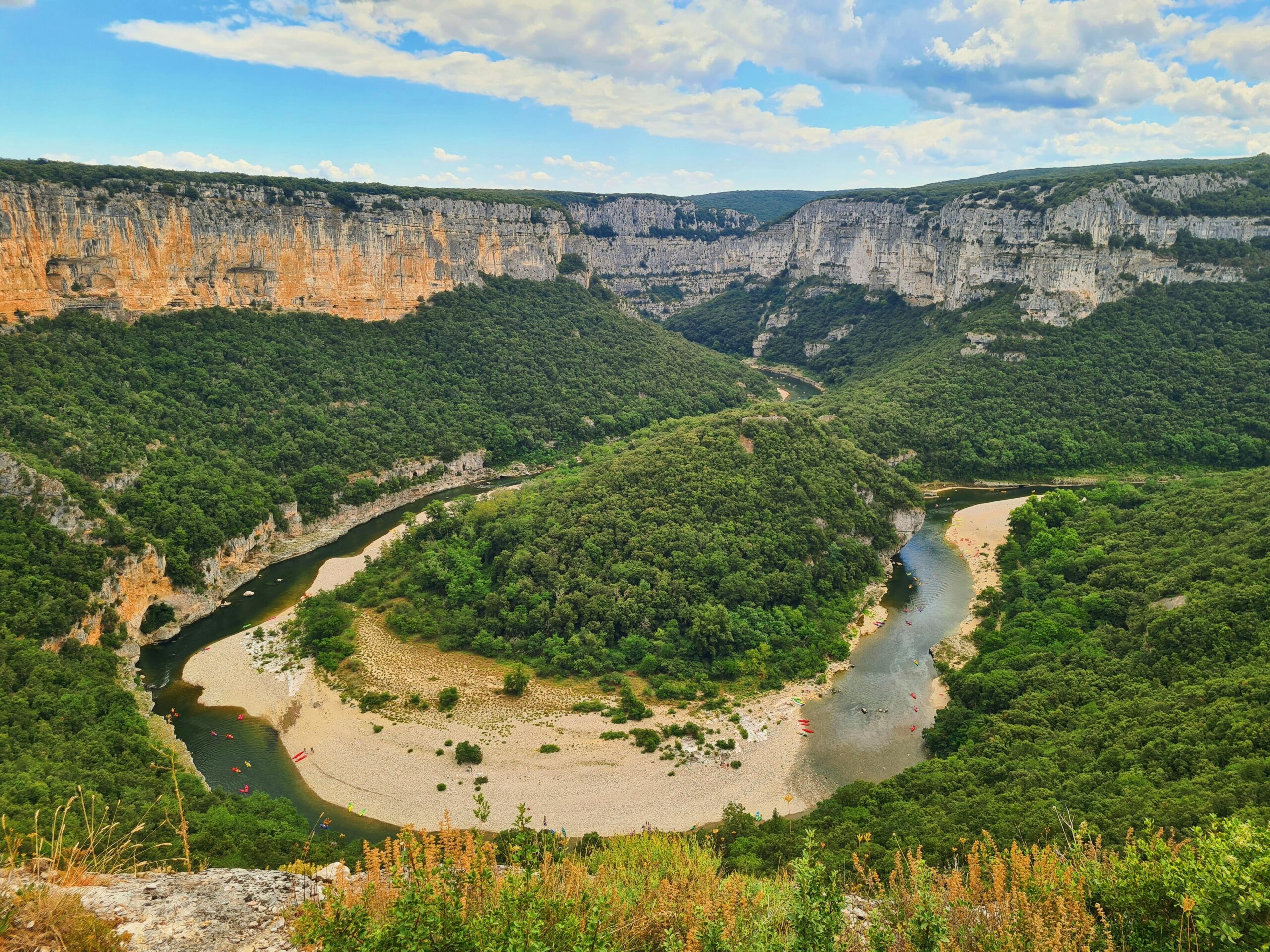 uitzicht op de rivier van de Ardèche in Frankrijk