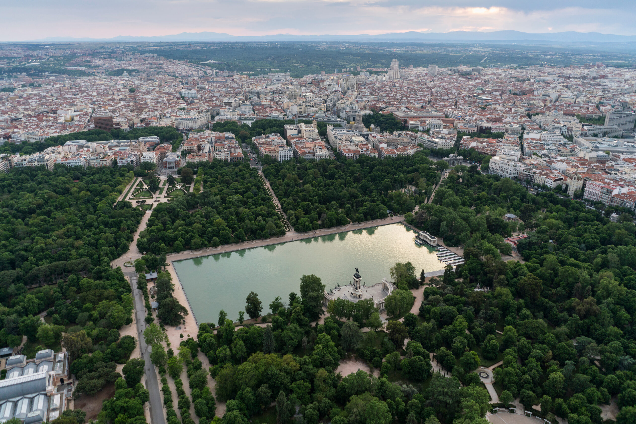 boven aanzocht op de vijver van het park el retiro in Madrid
