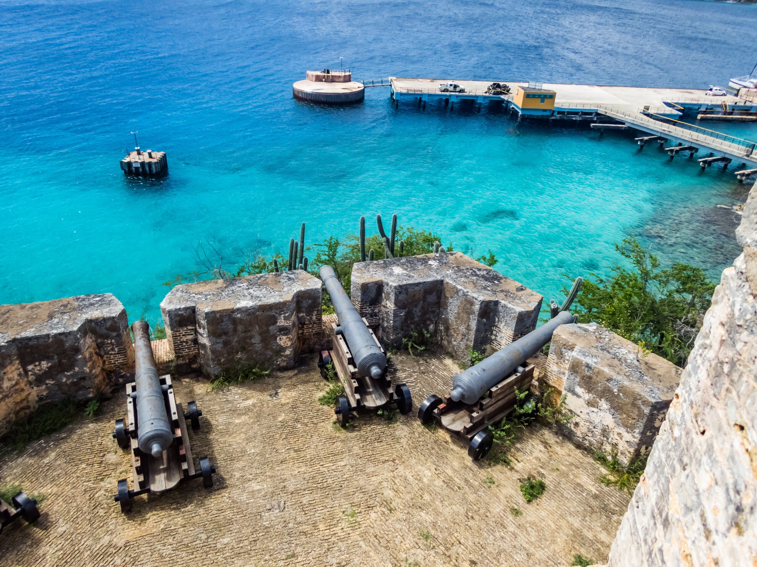 kanonnen bovenop het fort beekenburg te curacao.