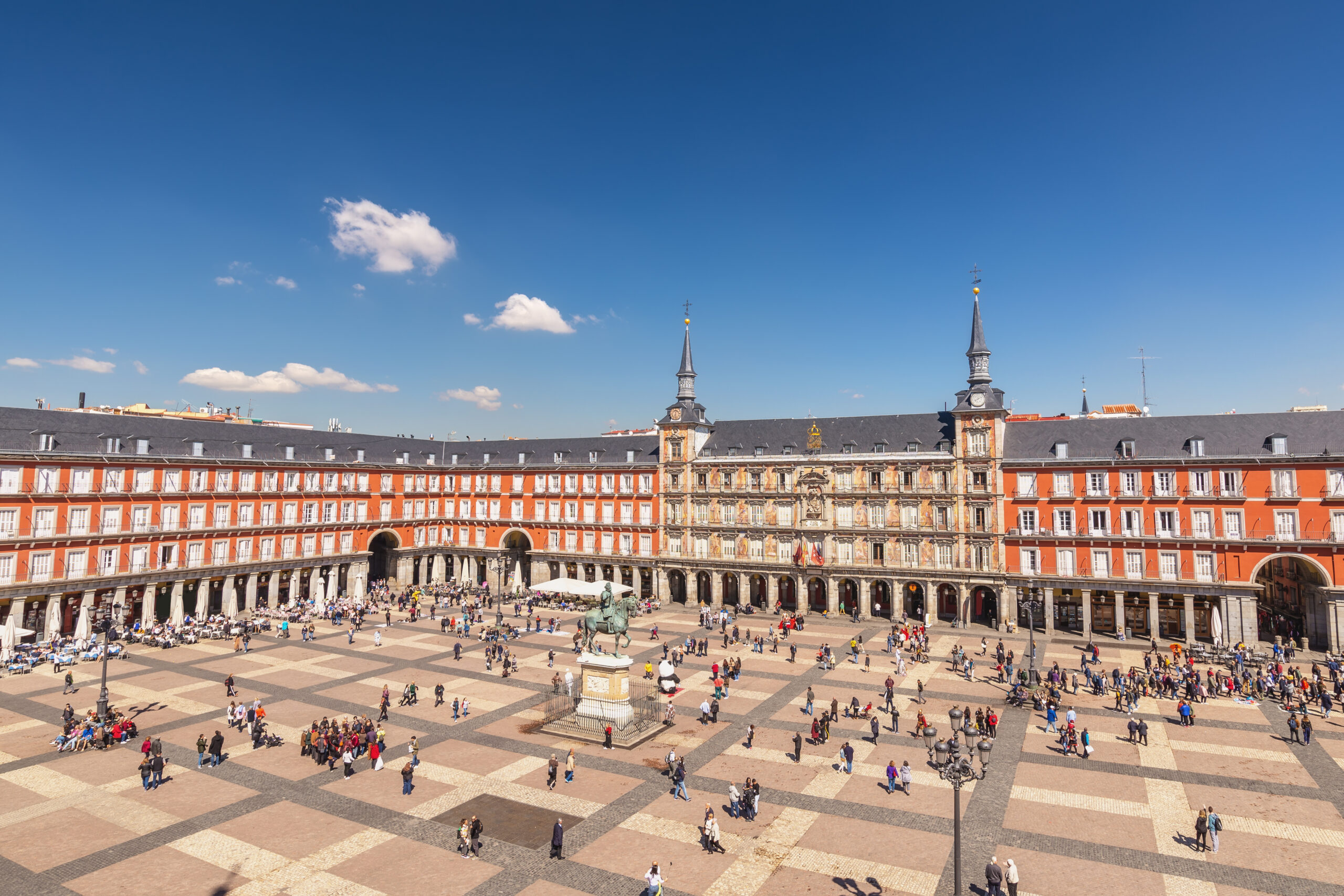 het bekende Plaza Mayor in Madrid gezellige drukte ideaal voor een citytrip in Madrid