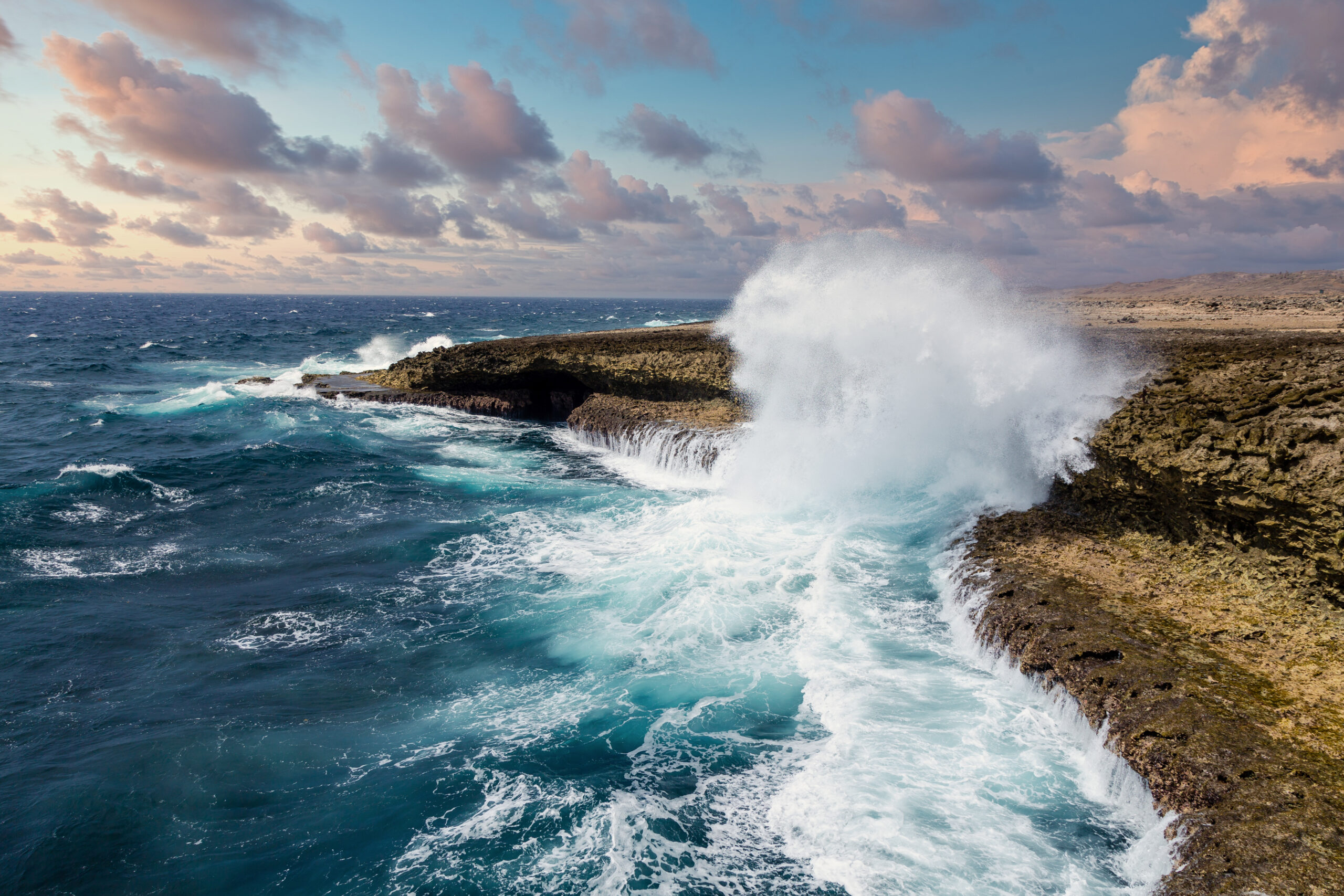 inslagende golven bij Sheta Boka Park. Te Curaçao