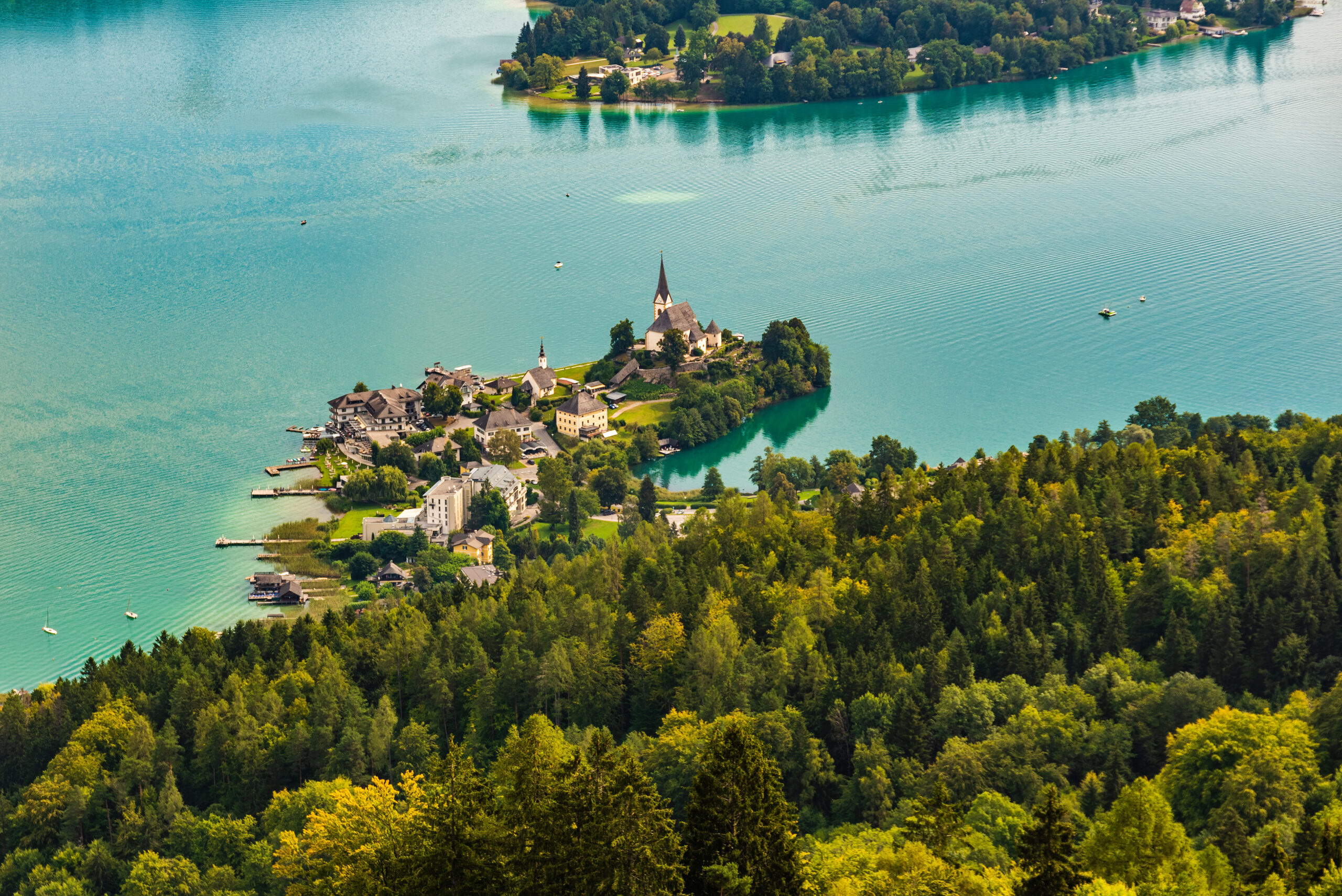 uitzicht op het Wörthersee meer in Oostenrijk.
