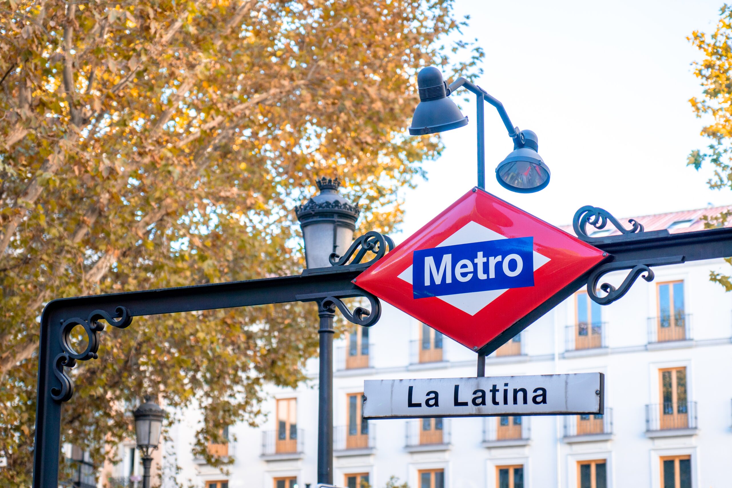 Metro bord bij de wijk La Latina in Madrid