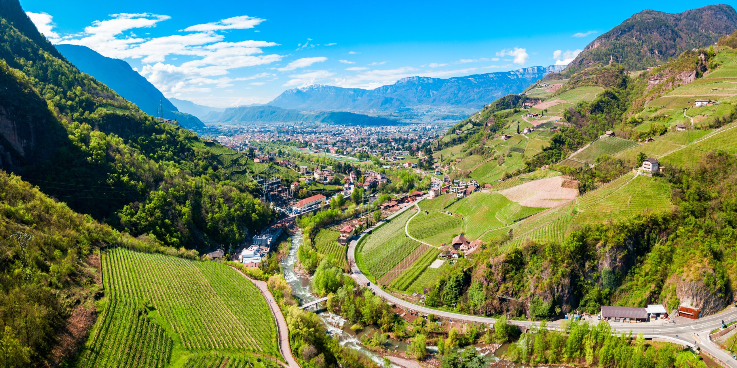 panorama uitzicht bij een heldere dag op Serfaus-Fiss-Ladis gebied met bergen op de achtegrond