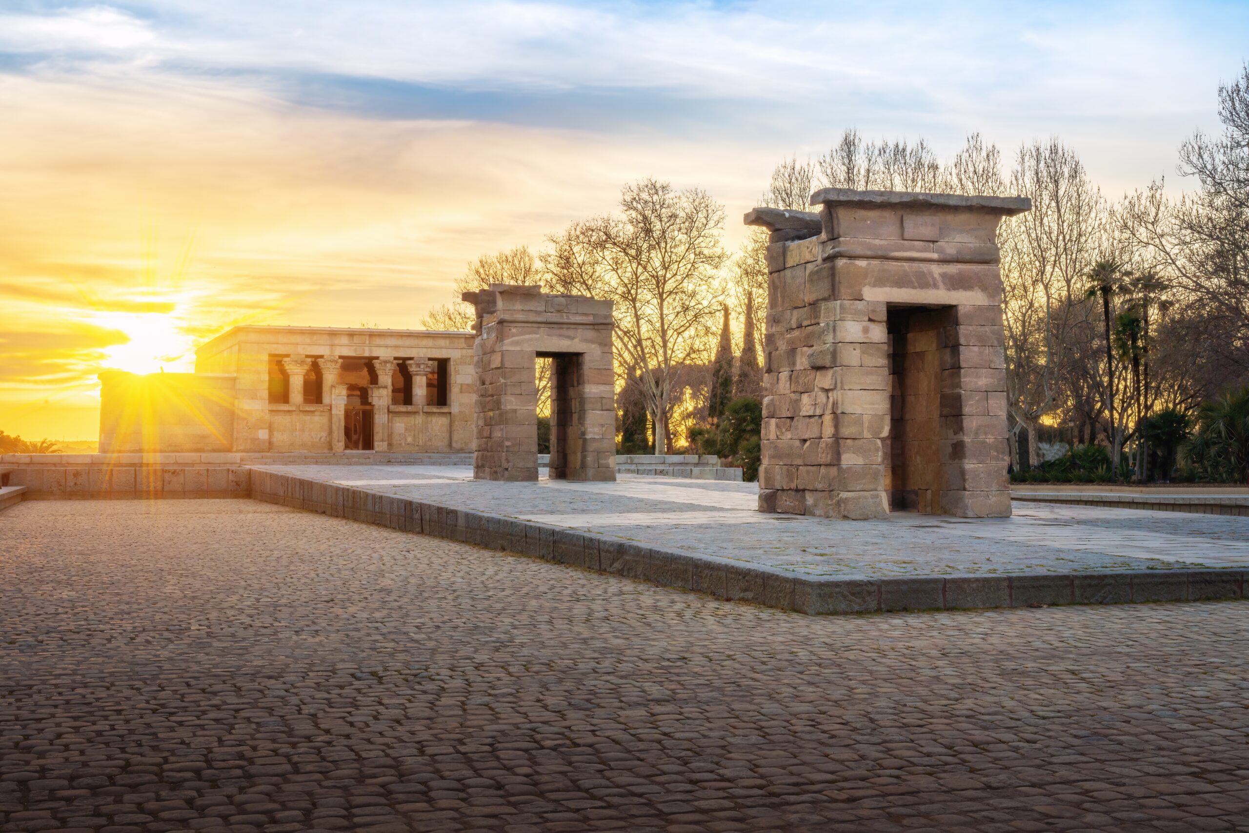 prachtige gougelde zonsondergang bij Templo de Debod in Madrid