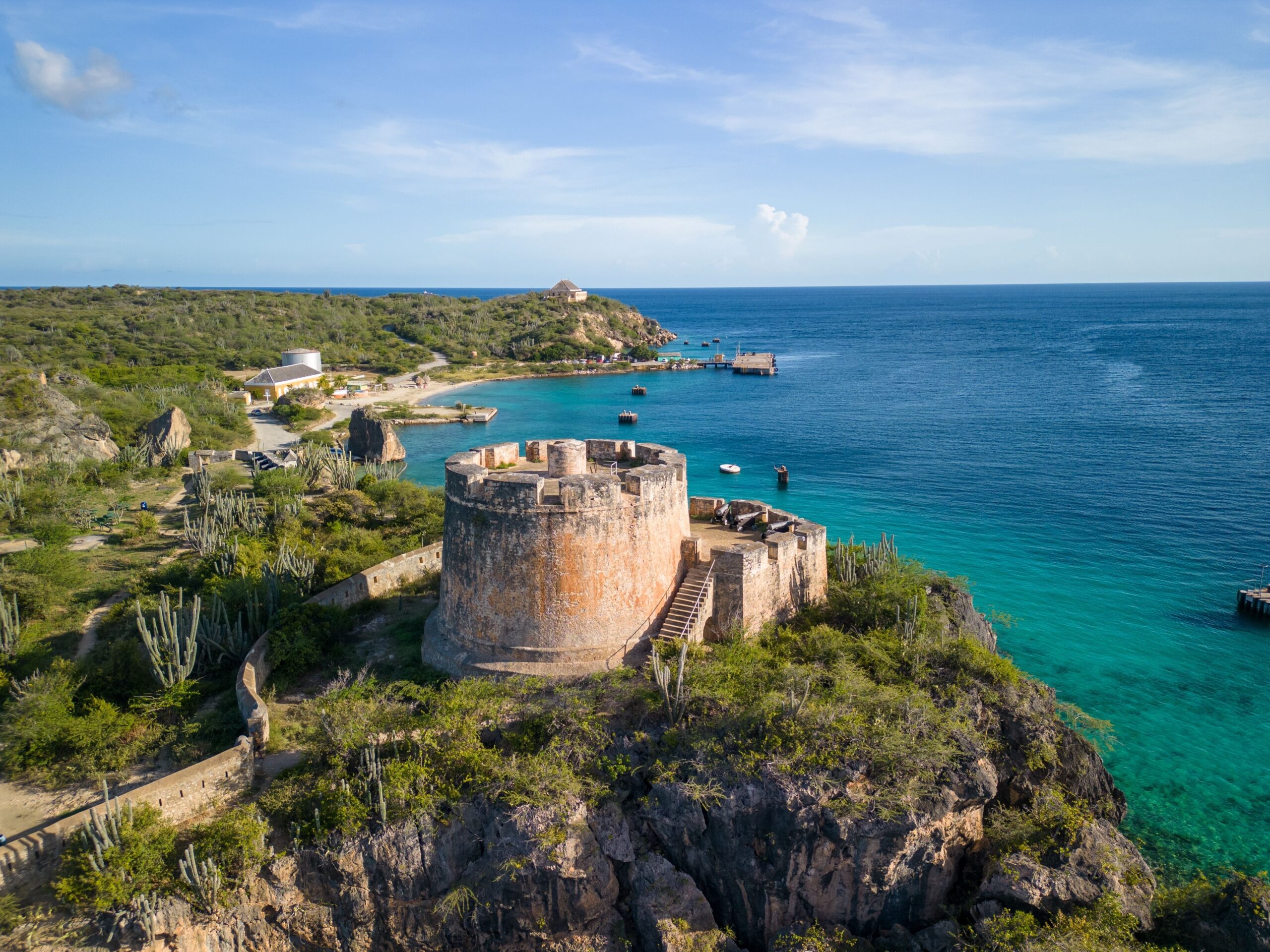 oud fort beekenburg uit de lucht. wat te doen op Curaçao?
