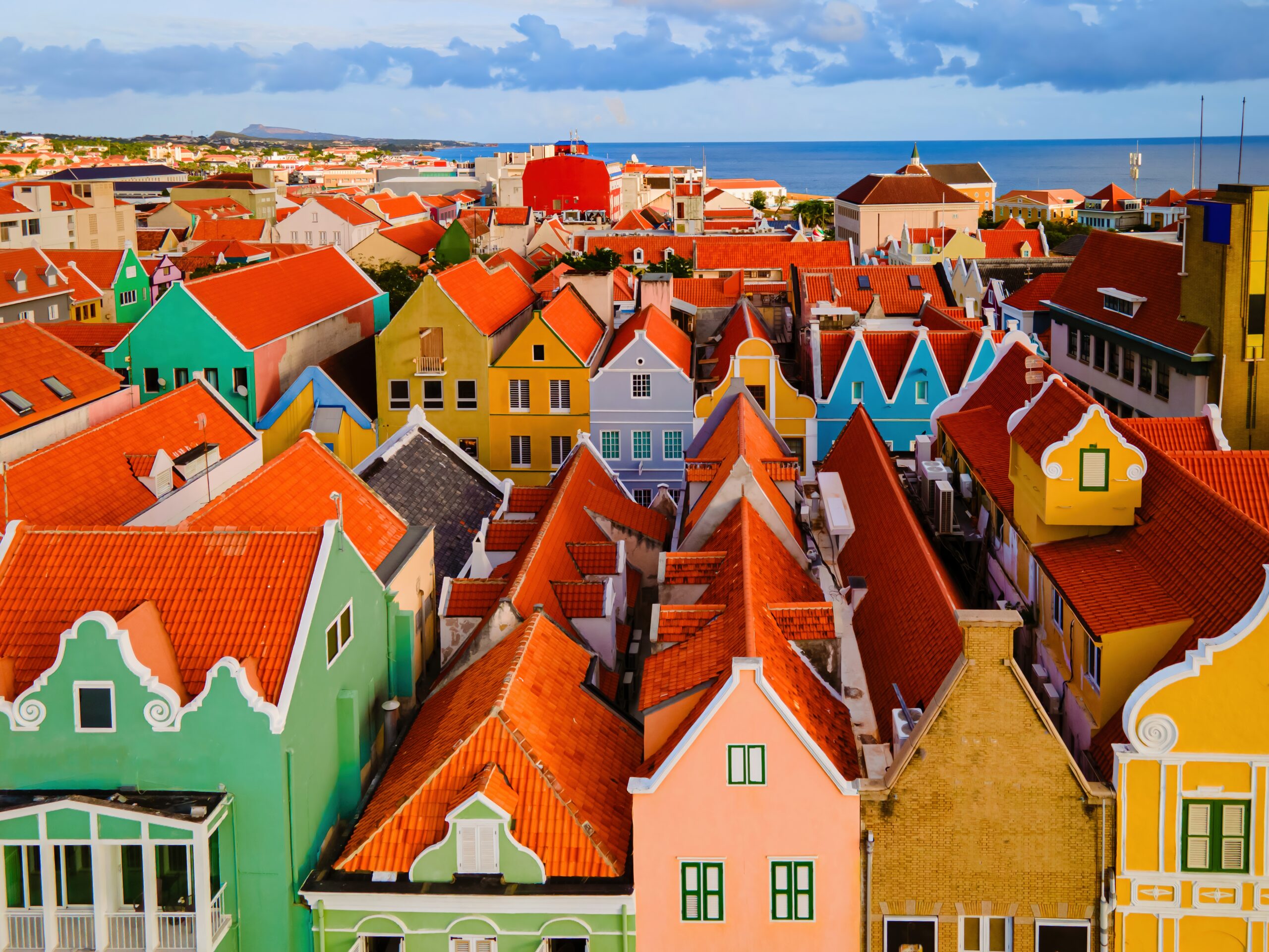 bovenaanzicht van de gekleurde huizen in Willemstad te Curaçao