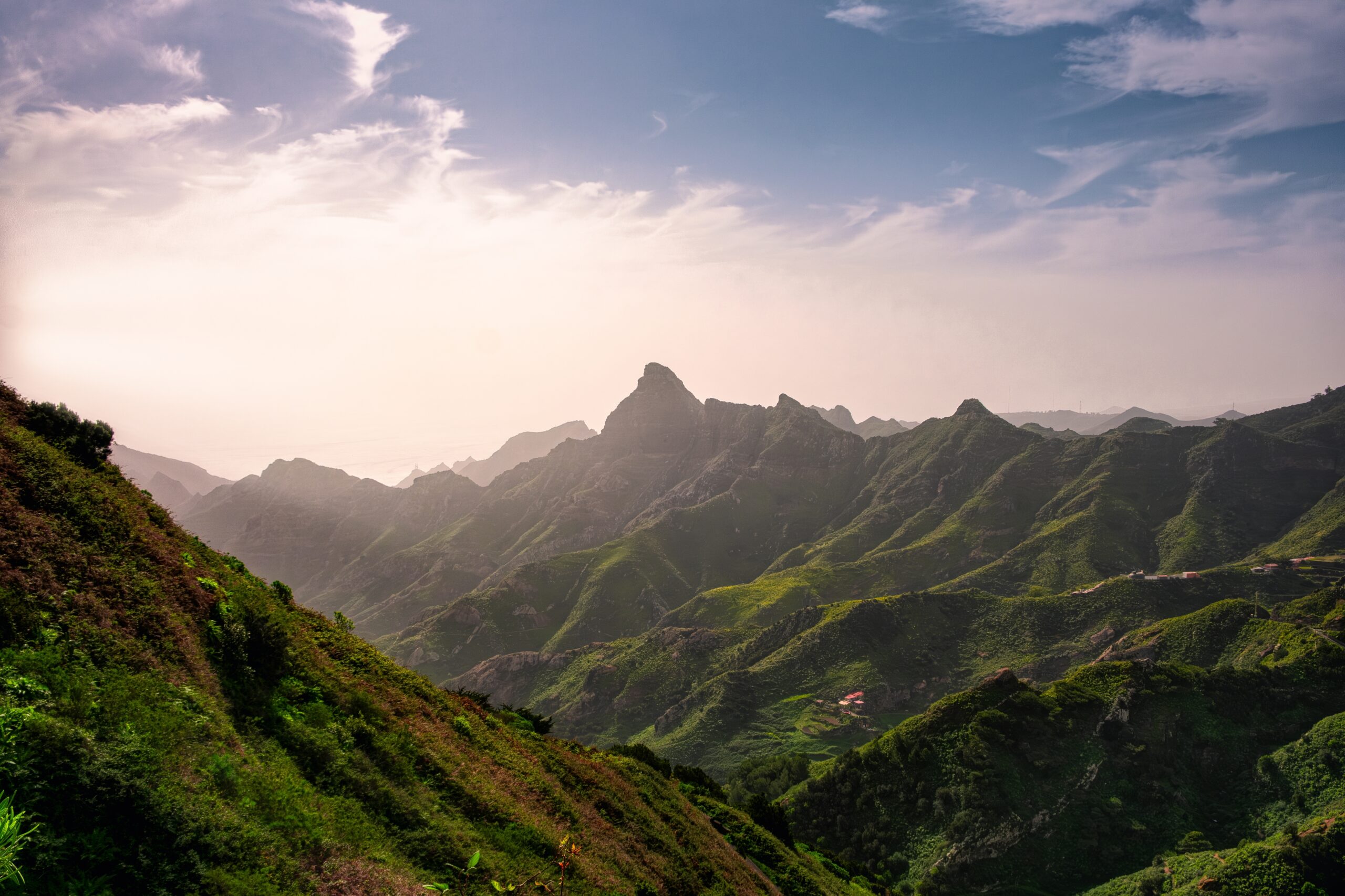 uitizcht op het anaga gebergte op Tenerife. ruige bergen steken uit bedekt met groen