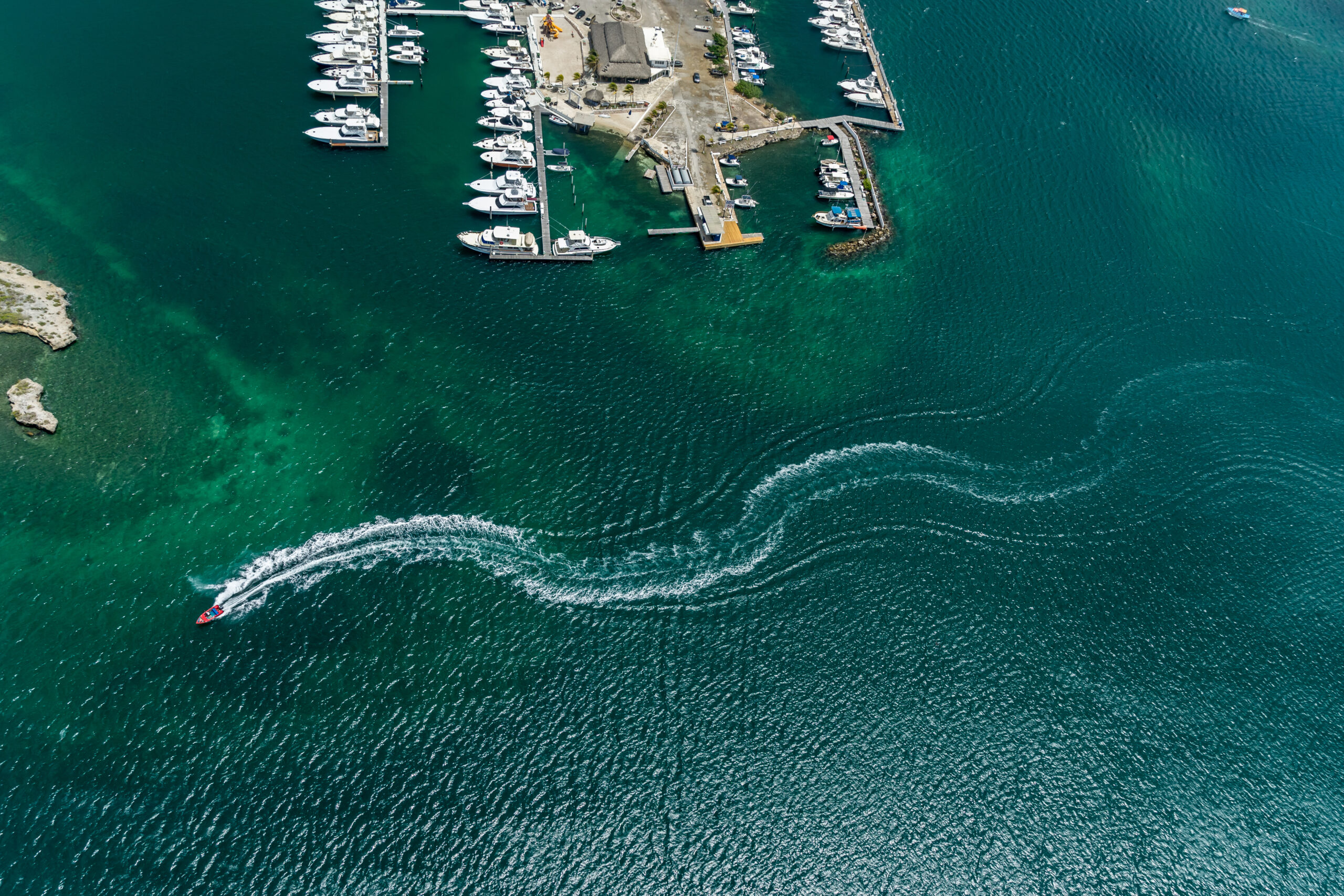 spaanse water te curacao van bovenaf met een varende boot