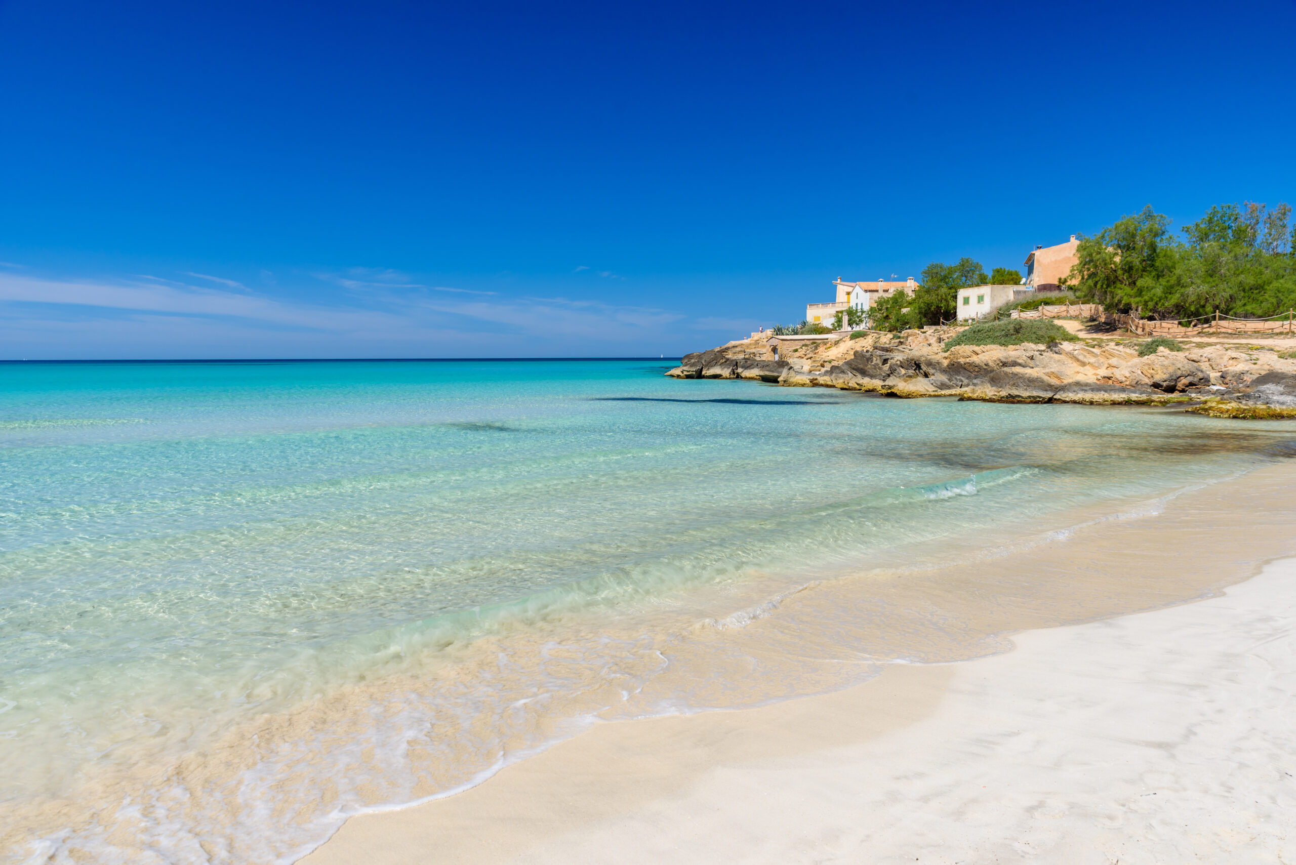 wit zand en turquoise water bij Es Trenc strand