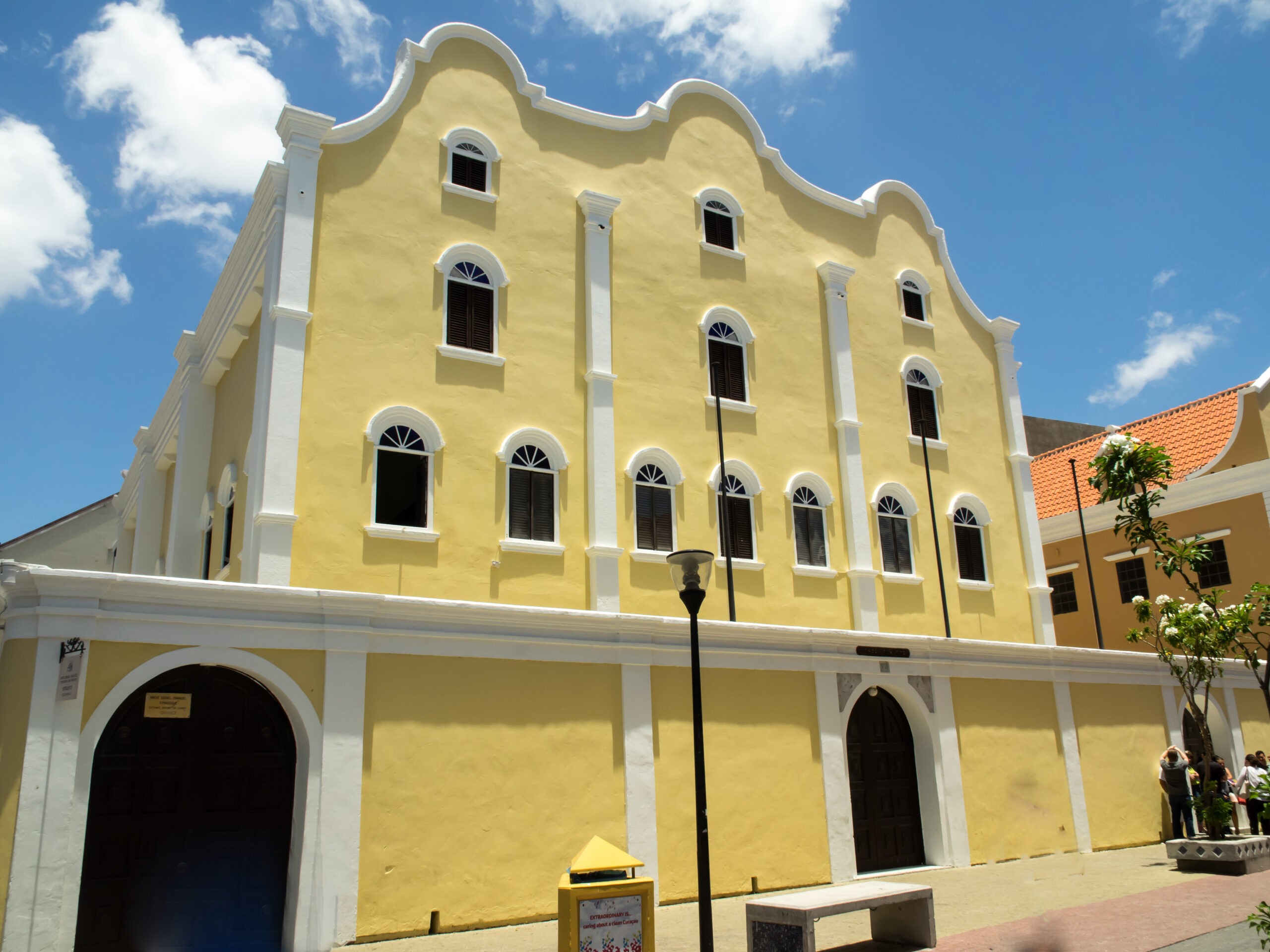 gele voorgevel van de Mikvé Israel-Emanuel Synagoge op Curaçao