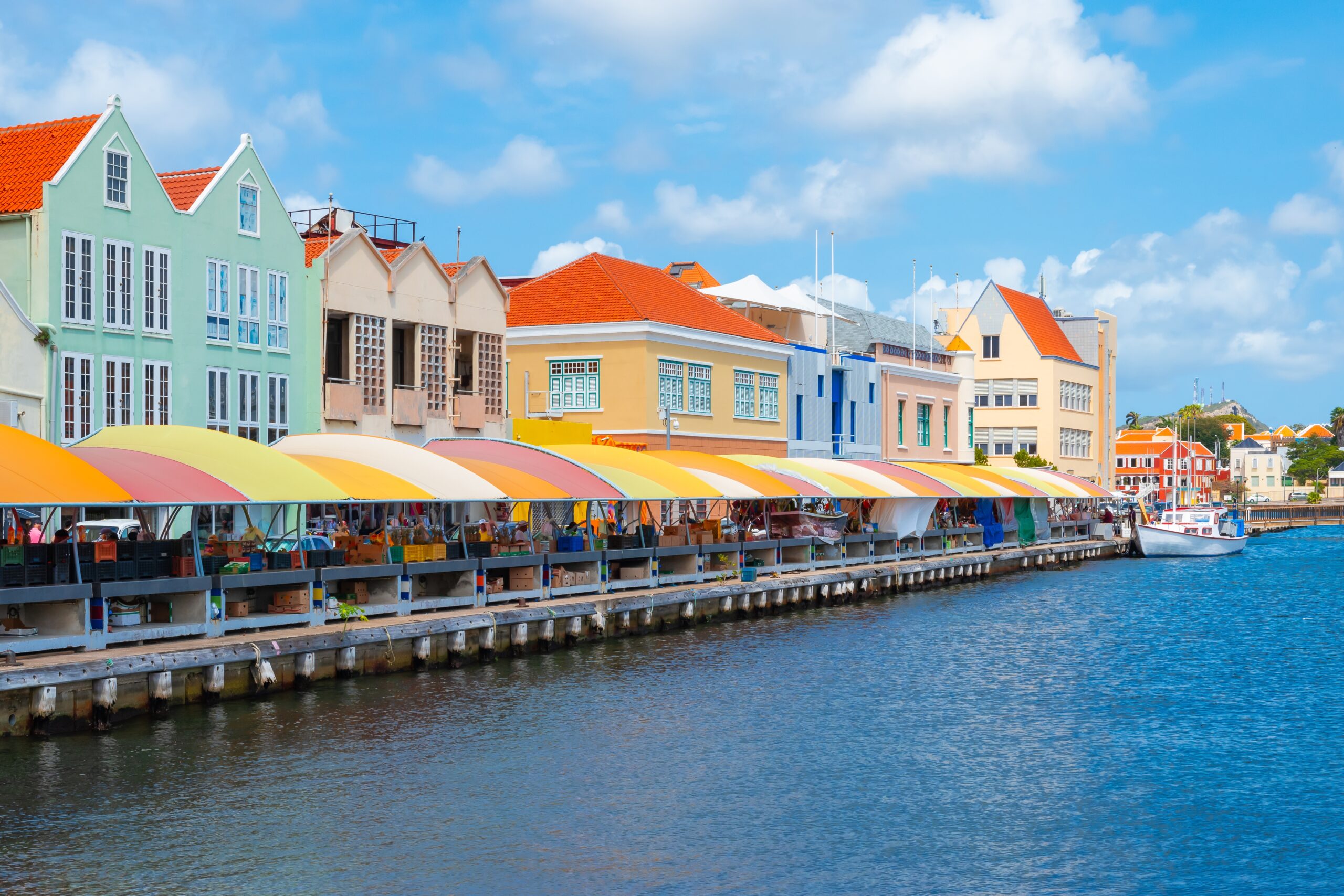 Wat te doen op Curaçao? floating market aan de handelskade op Curaçao