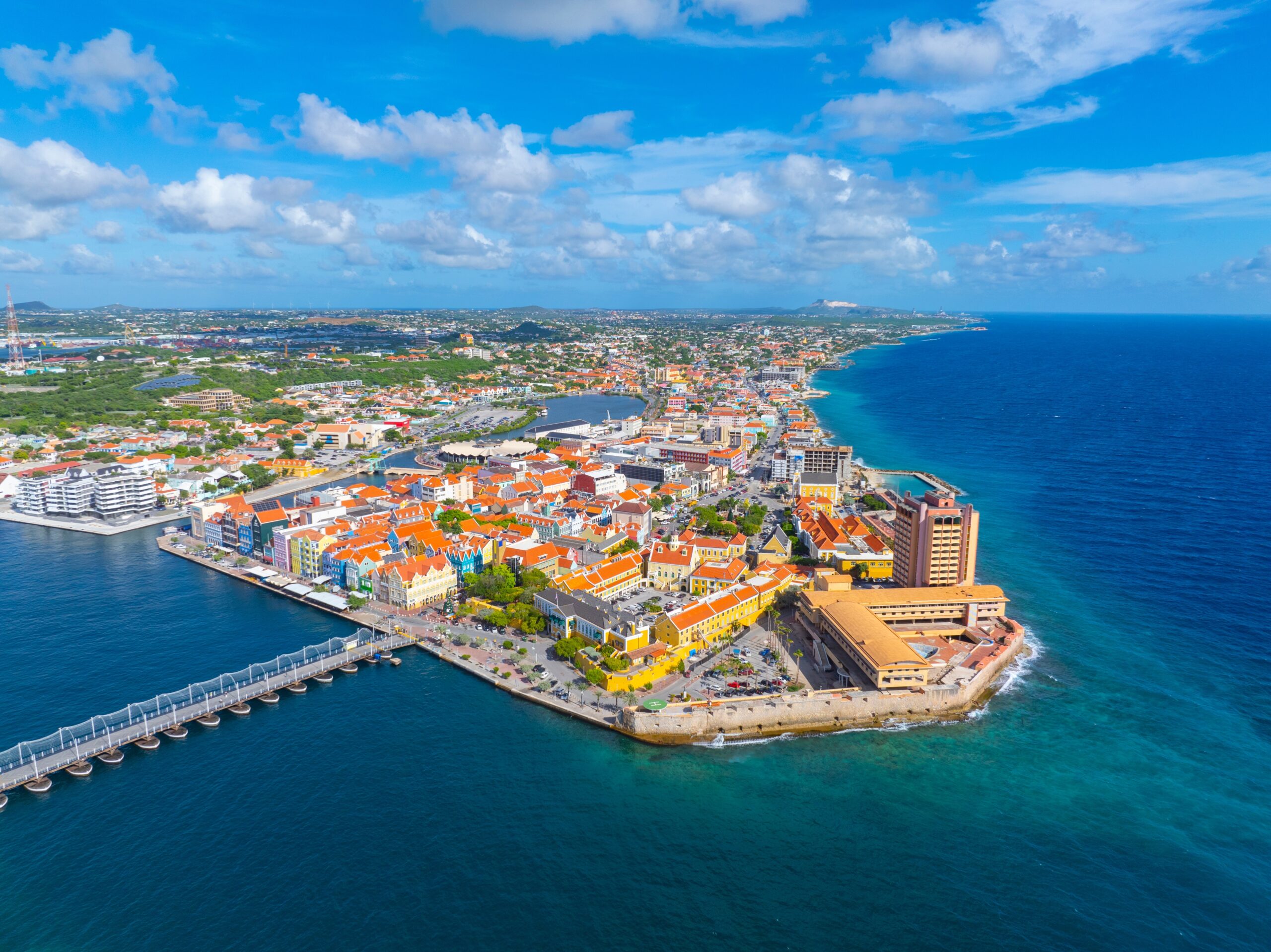 uitzicht uit de lucht van Willemstad en de handelskade de bekendste gekleurde huizen op Curaçao