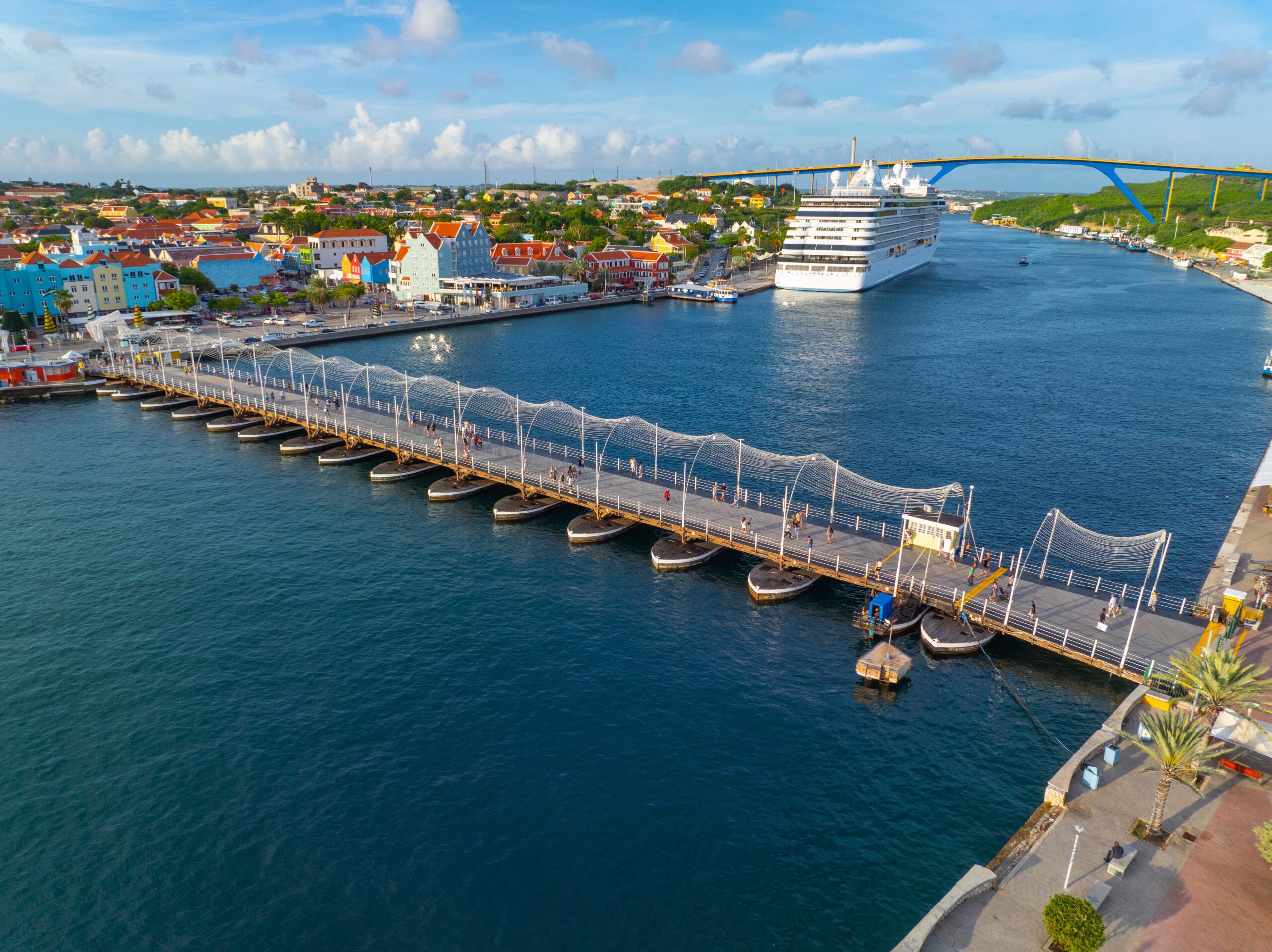 wat te doen op Curaçao? de beroemde Koningin Emmabrug bet bekend als de pontjesbrug op Curaçao