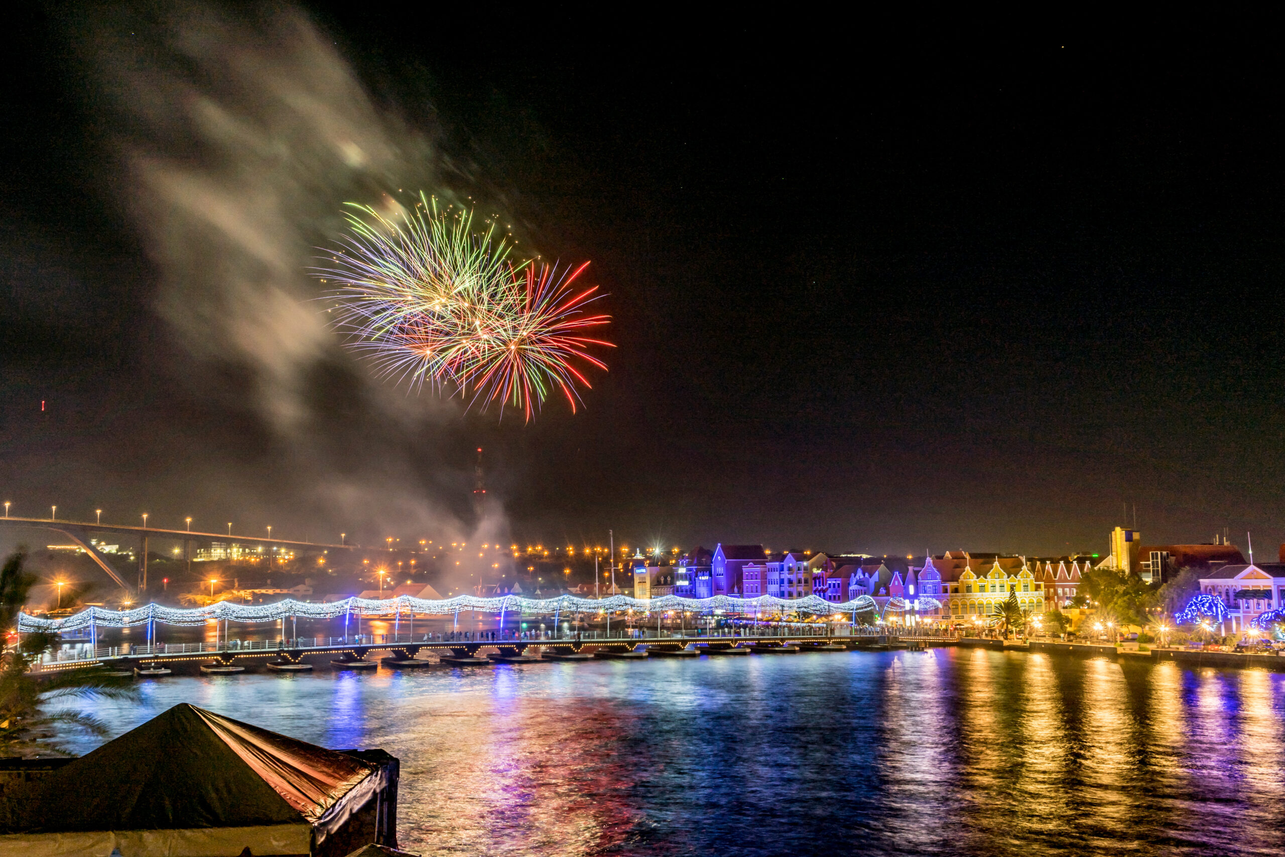 vuurwerk boven Punda en Willemstad tijdens Punda vibes op donderdag avond