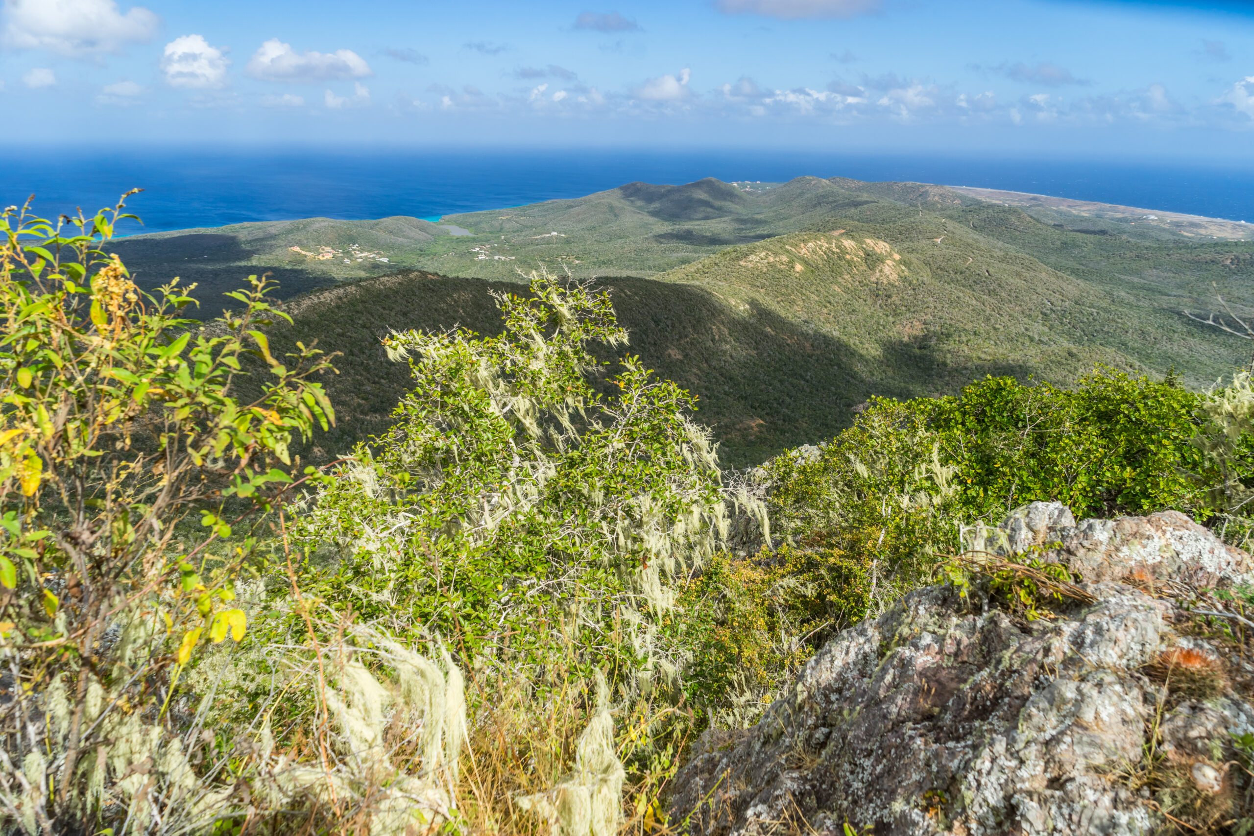 uitzicht van bovenaf de christoffelberg op het hele eiland Curacao
